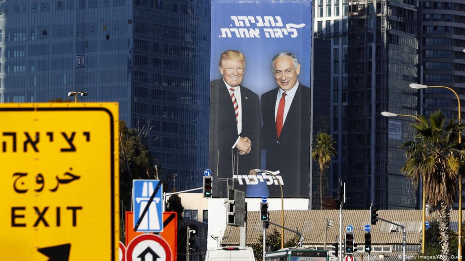 ملصق إعلاني ضمن حملة الانتخابات في تل أبيب فيه صورة لِـ رئيس الوزراء الإسرائيلي بنيامين نتنياهو والرئيس الأمريكي دونالد ترامب. Foto: Getty Images/AFP