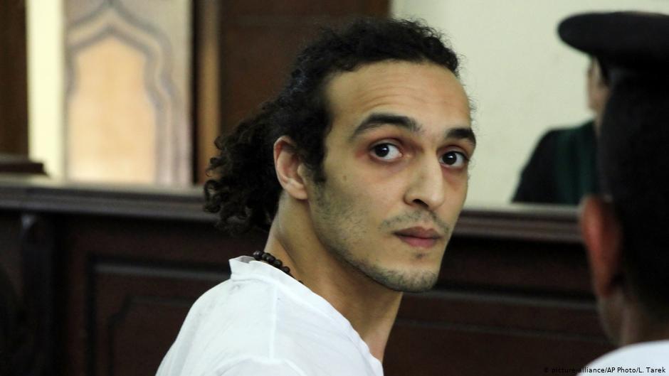 Der ägyptische Fotojournalist Shawkan vor einem Gericht in Kairo im Jahr 2015; Foto: picture-alliance/AP