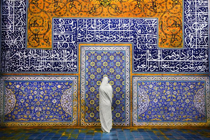 امرأة تقف في مسجد الشيخ لطف الله في إصفهان، إيران. والمسجد تحفة معمارية حقيقية. بُنِي بين عامي 1602 و 1619 خلال فترة الإمبراطورية الصفوية. وتخطف التفاصيل الزخرفية الأنفاس.