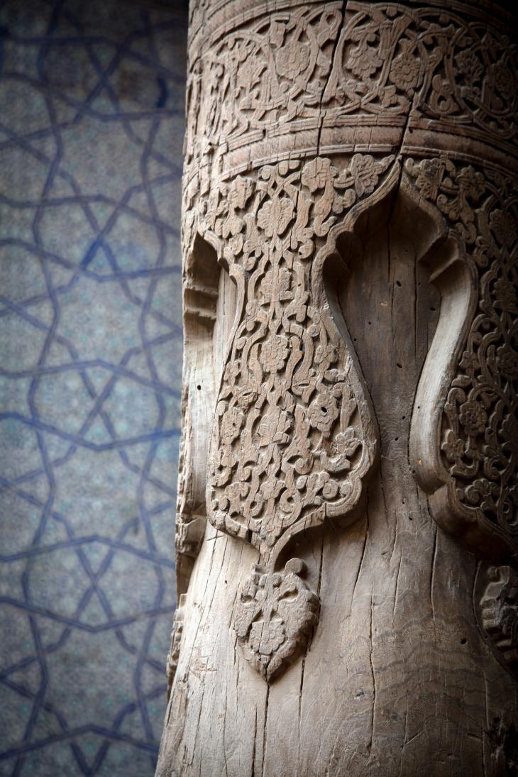 دعامة خشبية داخل "خونا أرك (أرك بمعنى حصن أو سفينة)"، حصن ومقر سكن سابق لحكام (مدينة) خيوة في أوزباكستان. وهو موقع ينبغي مشاهدته يقع على طريق الحرير الأسطوري.