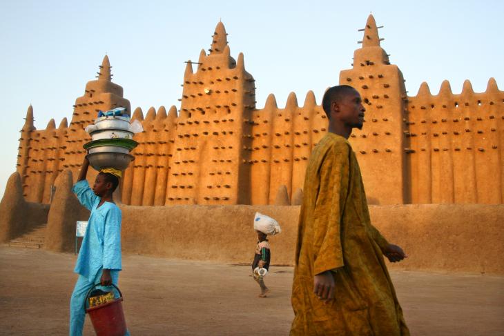 "جينيه" هي بلا أشك أجمل مدينة في مالي. أدرجت اليونسكو جامعها المثير للإعجاب، المصنوع من الطوب الطيني والمعروف حول العالم، على قائمتها كموقع تراثي عالمي.