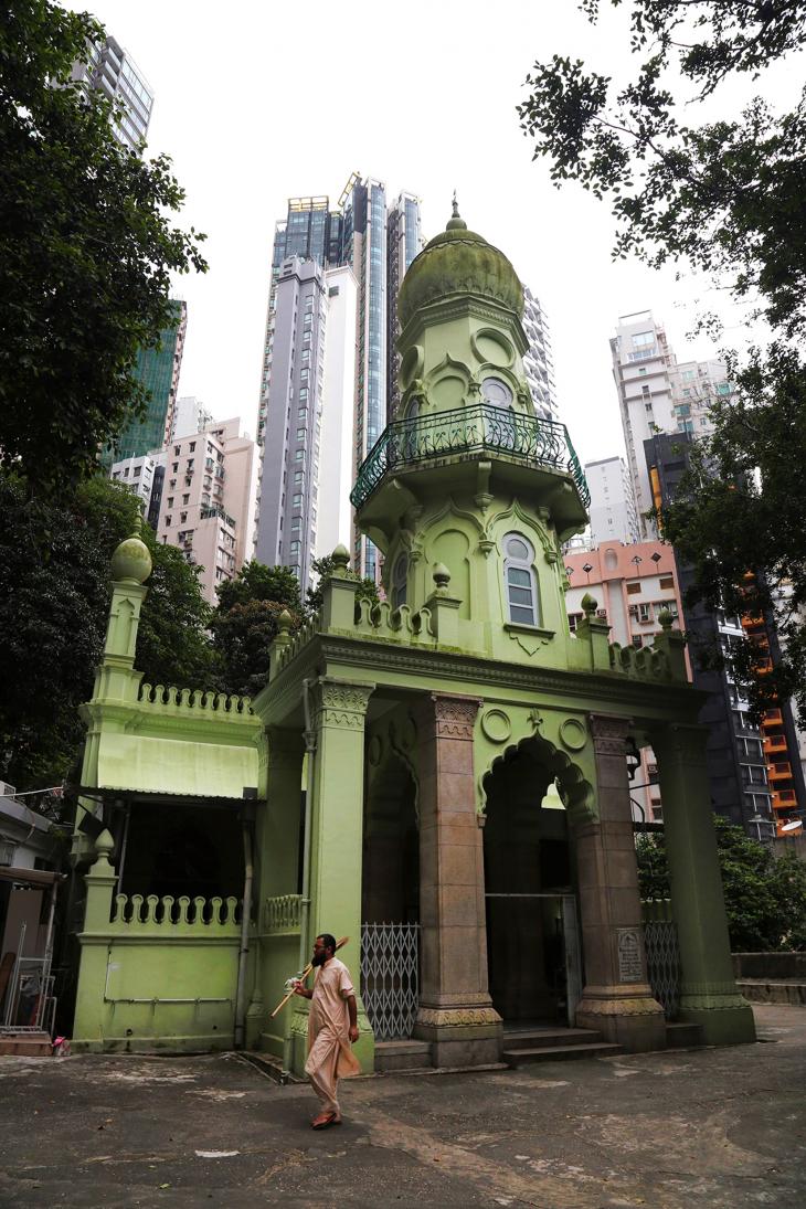 جاميا، أقدم مسجد في هونغ كونغ، مُخبّأ بشكل جيد بين ناطحات السحاب في منطقة مد-ليفلز السكنية (Mid-Levels). وتضم الجالية المسلمة المتزايدة في هونغ كونغ حالياً نحو 220 ألف فرد، بمن فيهم 30 ألف مسلم صيني.