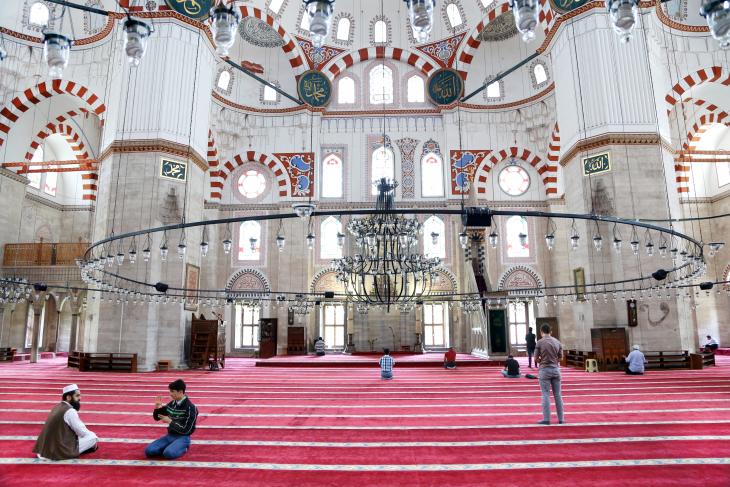 داخل جامع "شاه زادة" الرائع، جامع عثماني إمبراطوري يقع في منطقة شيخ زادة باشي في اسطنبول، تركيا.