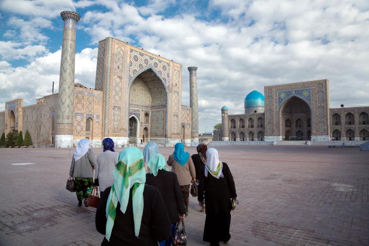 نساء يَسِرْنَ باتجاه ريجستان الأسطوري في سمرقند. يعتبر موقع المدارس المُهيب هذا، واحداً من أكثر المواقع إثارة للإعجاب في آسيا الوسطى.
