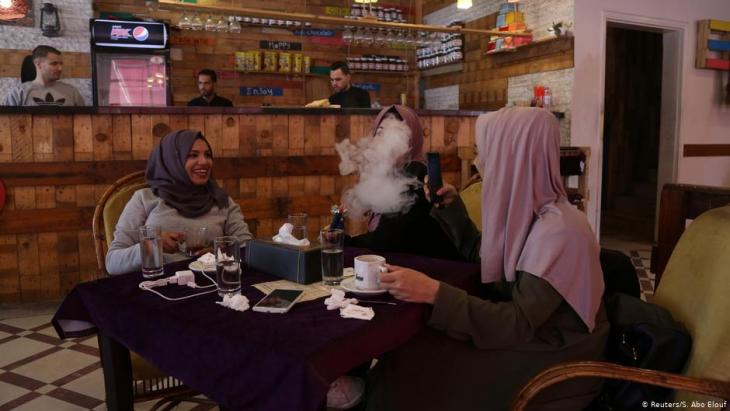 Die 23jährige Saly Abu Amra (l.), eine Studentin der Fachrichtung Islamisches Recht, raucht gemeinsam mit ihren Freundinnen eine Wasserpfeife in einem Café in Gaza City am 4. Dezember 2018; Foto: Reuters/Samar Abo Elouf