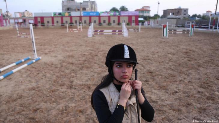Die Gymnasiastin Fatma Youssef rückt in einem Reit-Club in Gaza City ihren Helm zurecht; Foto: Reuters/Samar Abo Elouf