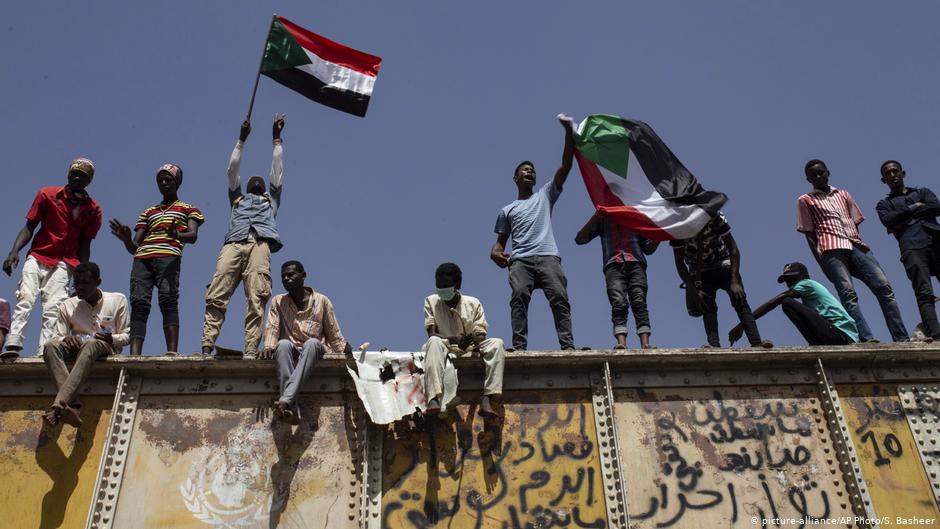 Protests in front of army headquarters in Khartoum on 2 May 2019 (photo: picture-alliance/AP)
