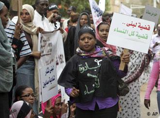 Women demonstrate in solidarity with Lubna Hussein on 4 August 2009 in Khartoum (photo: AP/Abd Raouf)