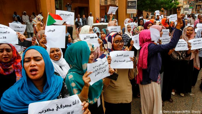 Women strike outside the Bank of Khartoum (photo: Getty Images/AFP/A. Shazly)