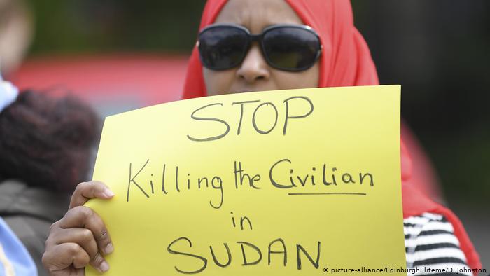 A Sudanese protester in Edinburgh holds up a poster reading "Stop killing civilians in Sudan" (photo: picture-alliance/EdinburghEliteme/D. Johnston)