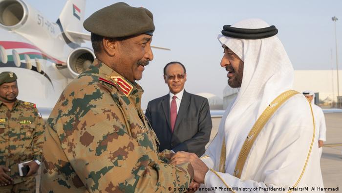 General Abdel Fattah Burhan shakes hands with the Crown Prince of Abu Dhabi (photo: picture-alliance/AP Photo/Ministry of Presidential Affairs/M. Al Hammadi)