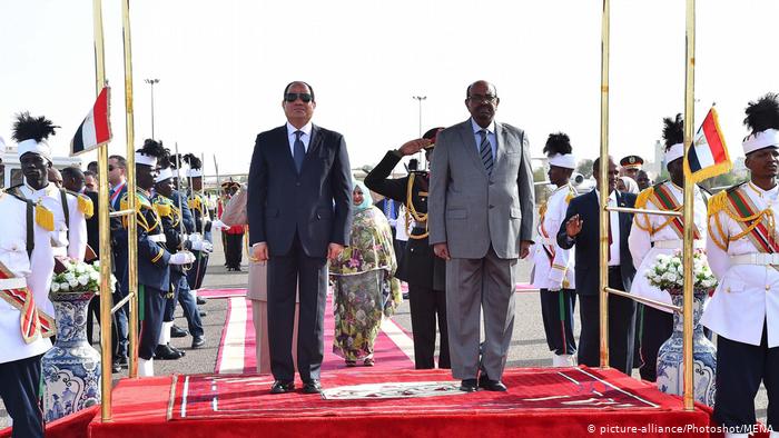 President Abdul Fattah al-Sisi with Omar al-Bashir at a military parade (photo: picture-alliance/Photoshot/MENA)