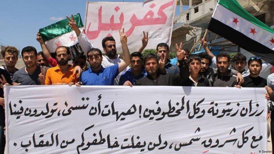 نشطاء ديمقراطيون سوريون في بلدة كفرنبل شمال سوريا في محافظة إدلب.  Foto: Dawlati