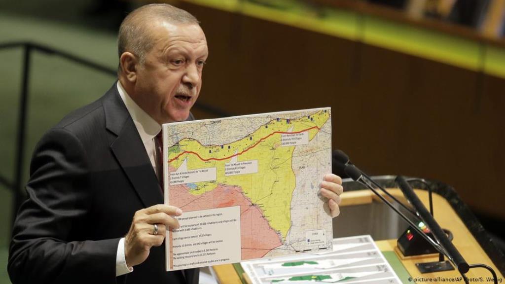 الرئيس التركي رجب طيب اردوغان يعرض خارطة المنطقة الآمنة المقترحة في اجتماع الجمعية العامة للأمم المتحدة في أيلول/ سبتمبر 2019