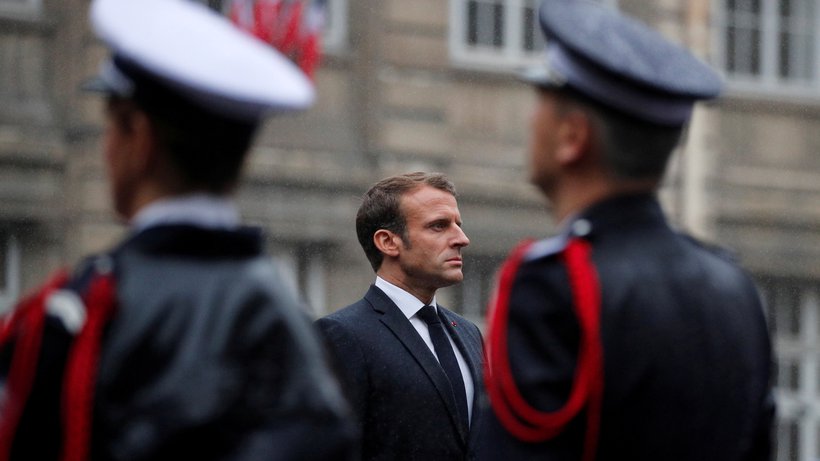 Frankreichs Präsident Emmanuel Macron während einer Trauerfeier für die vier ermordeten Polizisten; Foto: Reuters