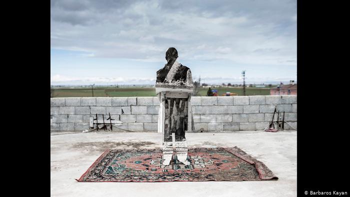 Silhouette of a metal man standing on a carpet (photo: Barbaros Kayan)