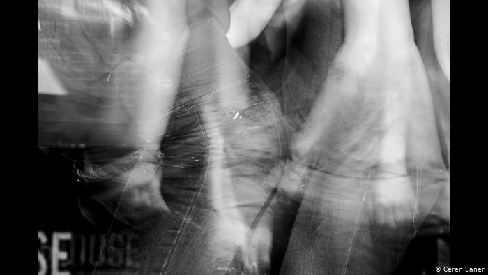 Black-and-white photo depicting two people dancing in jeans (photo: Ceren Saner)
