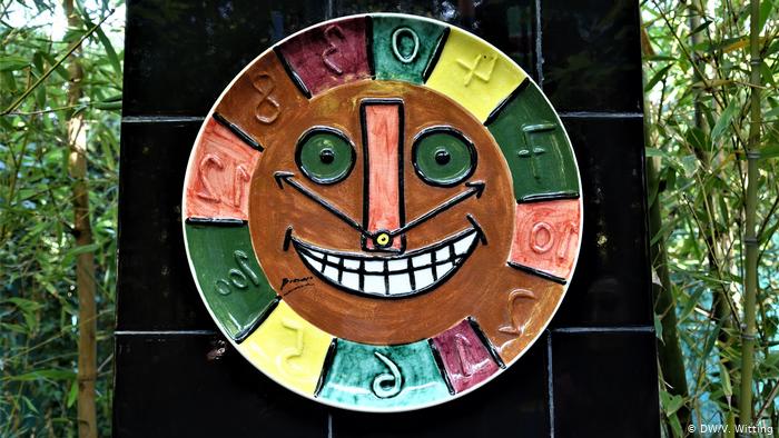 Morocco: ANIMA Garden - close-up of ceramic clock face by Picasso (photo: DW/V. Witting)