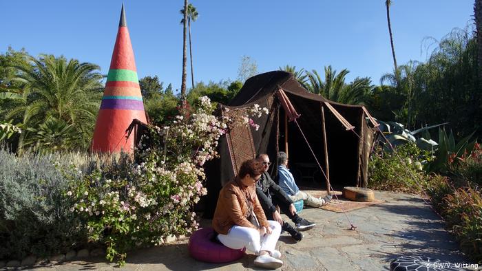 Morocco: ANIMA Garden - people sitting in the garden in front of a Berber tent (photo: DW/V. Witting)