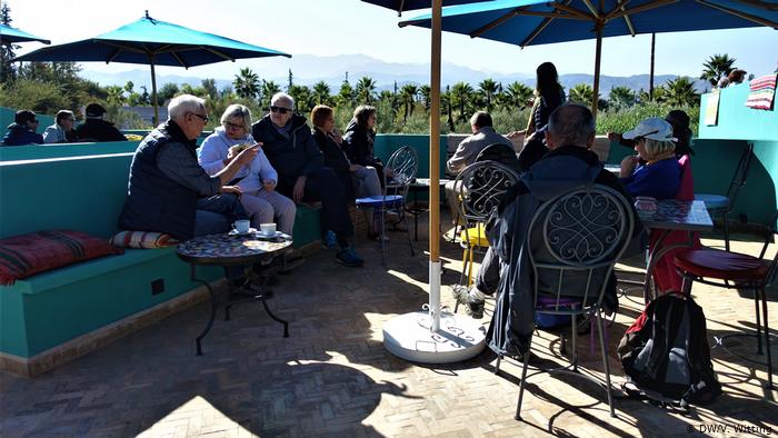 Morocco: ANIMA Garden - people sitting at an outdoor cafe (photo: DW/V. Witting)