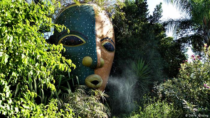 Morocco: ANIMA Garden - a stone face in the garden from which water vapour streams (photo: DW/V. Witting)