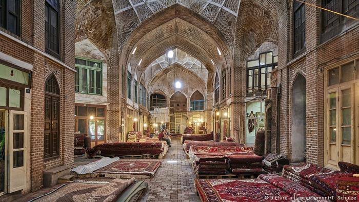 Carpets in the Bazaar of Tabriz (photo: picture-alliance/Dumont/T. Schulze)