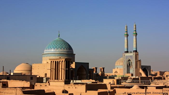 Brown flat structures and two buildings with domes, one of them turquoise, and another structure with two turquoise spires (photo: picture-alliance/ZB/R. Zimmermann)