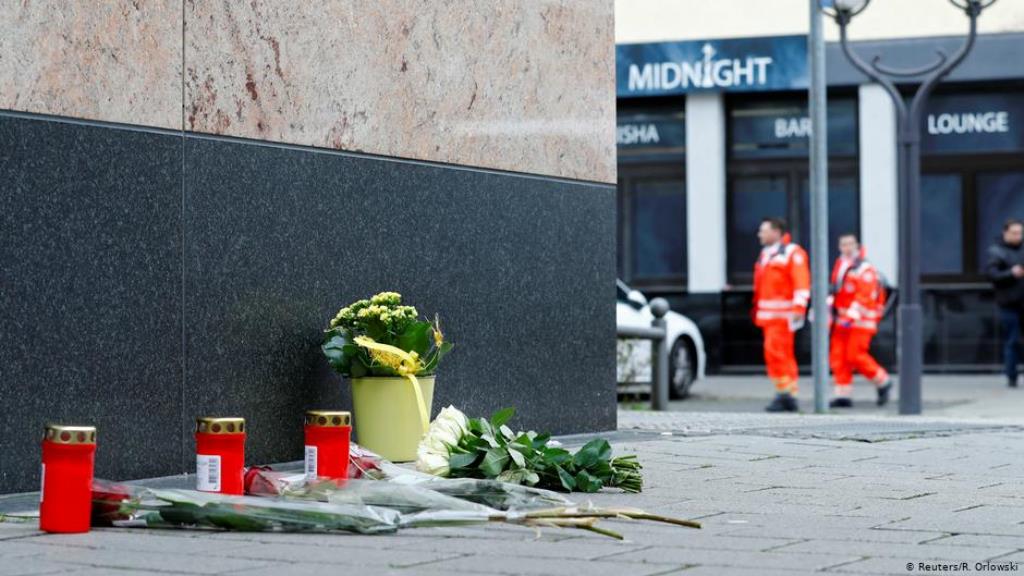 نددت المستشارة الألمانية أنجيلا ميركل، يوم أمس الخميس 20 فبراير 2020، بـ "السم" المتمثل في الكراهية والعنصرية المنتشر في المجتمع الألماني، بعد الهجومين الداميين على مقهيين للنارجيلة (الشيشة) في مدينة "هاناو" قرب فرانكفورت، نفذهما شخص يعتقد أنه من اليمين المتطرف، وأسفرا عن  11  قتلى. 