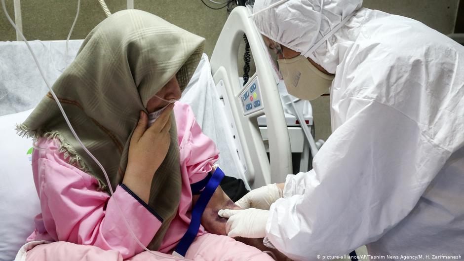 Coronavirus patient receving treatment in Iran (photo: picture-alliance/AP/Tasnim News Agency)