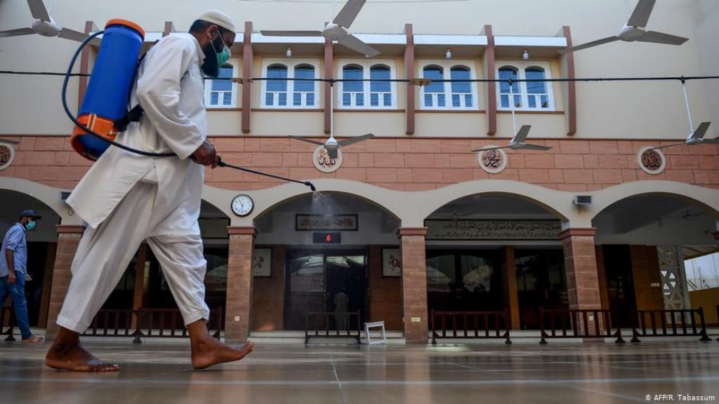 عامل يقوم برش مسجد في مدينة كراتشي الباكستانية استعدادا لدخول شهر رمضان، الذي جاء هذا العام في ظل جائحة كورونا