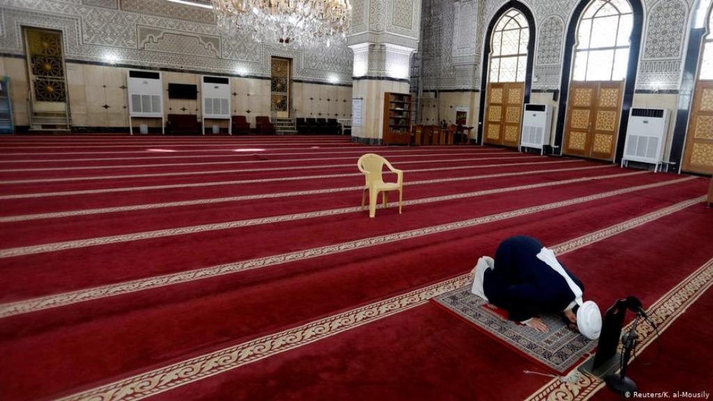 إمام يصلي وحده في العاصمة العراقية بغداد