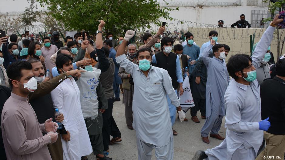 Medical staff protesting about the lack of personal protective equipment in Quetta on 6 April 2020 (photo: AFP/B. Khan)