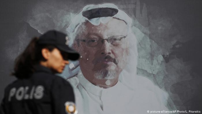 Police officer stands in front of a photo of murdered journalist Jamal Khashoggi in Istanbul, Turkey (photo: picture-alliance/AP Photo/L. Pitarakis)