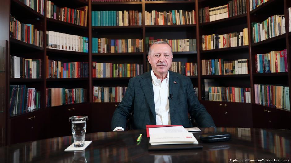 Der türkische Präsident Erdoğan beim Youtube-Chat; Foto: picture-alliance/AA/Turkish Presidency