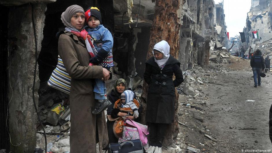 لاجئون فلسطينيون في مخيم اليرموك  المُدَمَّر في سوريا، انتقل الكثير منهم لاحقًا إلى لبنان. (photo: picture-alliance/AP)