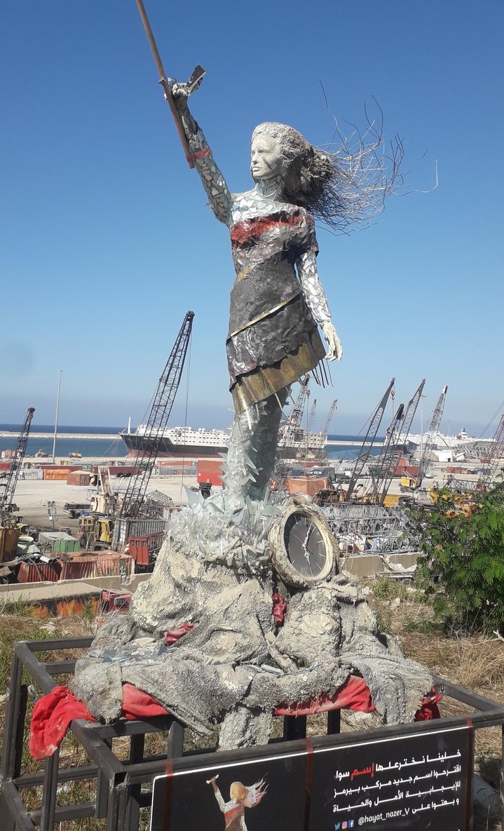 أقامت الفنانة اللبنانية حياة ناظر هذا النصب التذكاري لانفجار المرفأ القاتل الذي وقع في بيروت في آب / أغسطس 2020 - لبنان.  (photo: Stephen McCloskey)