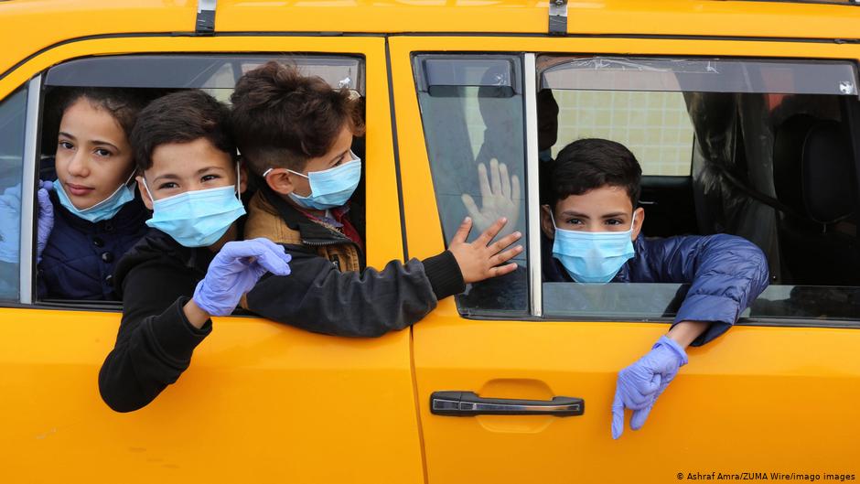 Children wait in a car for the Rafah border crossing to Egypt to open (photo: Ashraf Amra/ZUMA Wire/Imago images)