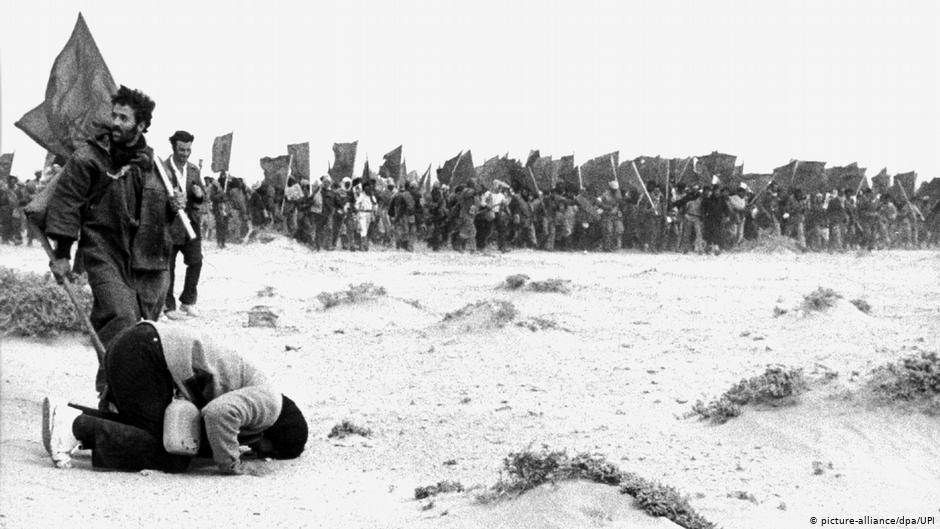 "مسيرة خضراء" ضخمة مطالبة باستكمال "وحدة المغرب الترابية" عام 1975.