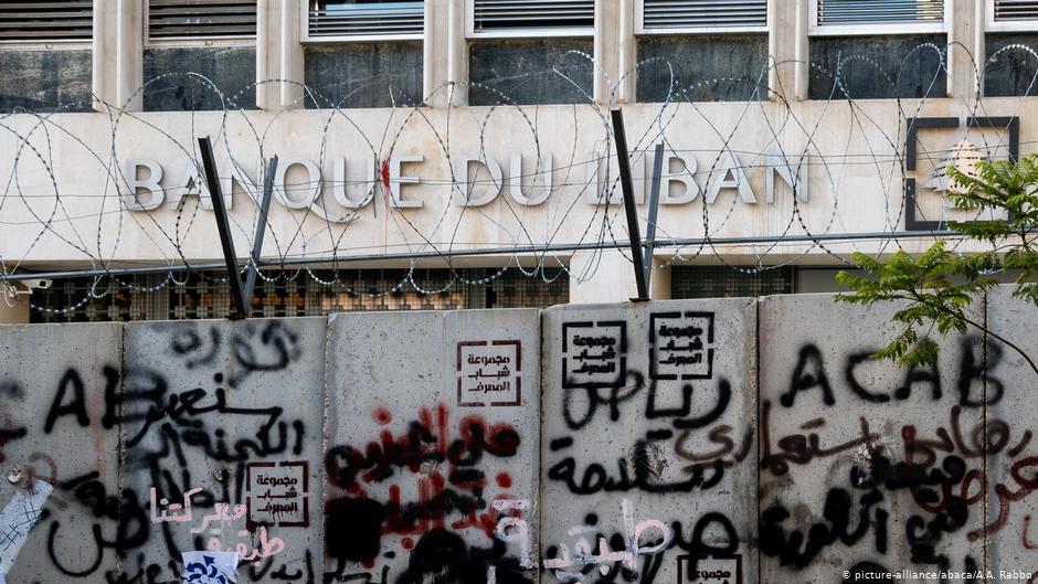 Stacheldraht und Graffiti: die libanesische Zentralbank (Foto: picture-alliance/abaca/A. A. Rabba)