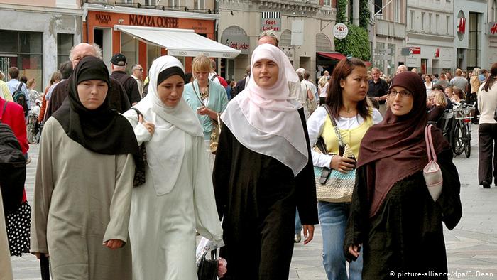 Smybolic image of Muslim hijab-wearing women in Europe (photo: picture-alliance/dpa/F. Dean)