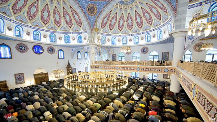 Muslim worshippers pray inside the Duisburg Mosque, Germany (photo: AP)
