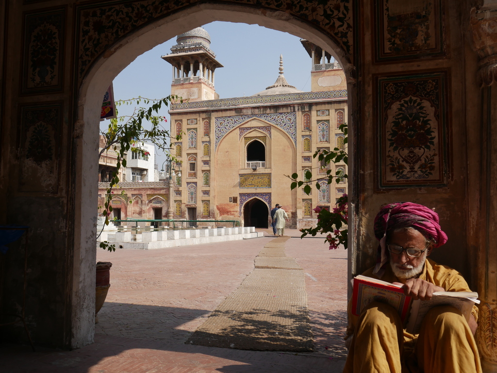تلاوة القرآن في مسجد وزير خان بالبلدة القديمة في مدينة لاهور باكستان. Foto: Marian Brehmer