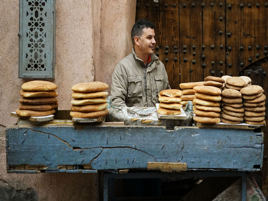 Verkäufer von Brot im Basar von Marrakesch; Foto: Marian Brehmer