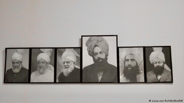 Schwarz-Weiß-Fotos von religiösen Führern der Ahmadi. Die Ahmadiyya glauben, dass der Gründer ihrer Bewegung, Mirza Ghulam Ahmad (Mitte), ein Messias war. (Foto: Luisa von Richthofen/DW)