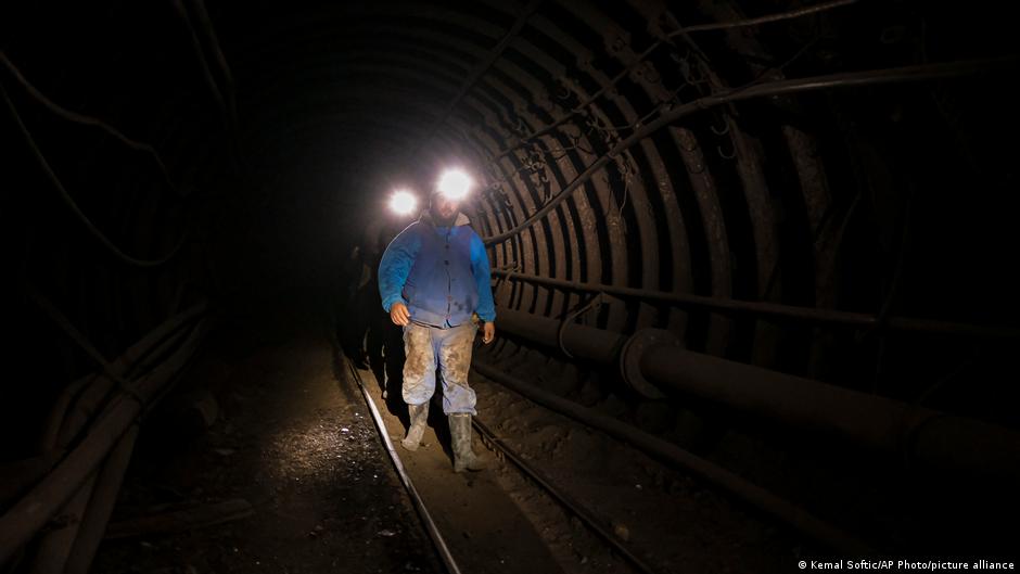 Bosnische Kohlearbeiter gehen in einem unterirdischen Tunnel in einem Bergwerk in Zenica, Bosnien, 29. April 2021. Foto: AP Photo/Kemal Softic