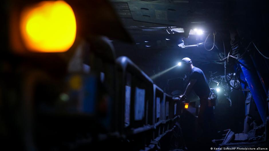Bosnische Kohlearbeiter arbeiten in einem unterirdischen Tunnel in einem Bergwerk in Zenica, Bosnien, 29. April 2021. Foto: AP Photo/Kemal Softic