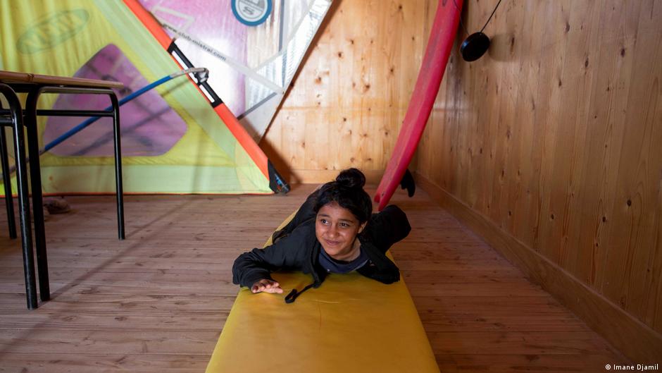 A student reviews her surfing positions after watching a video (photo: Imane Djamil)
