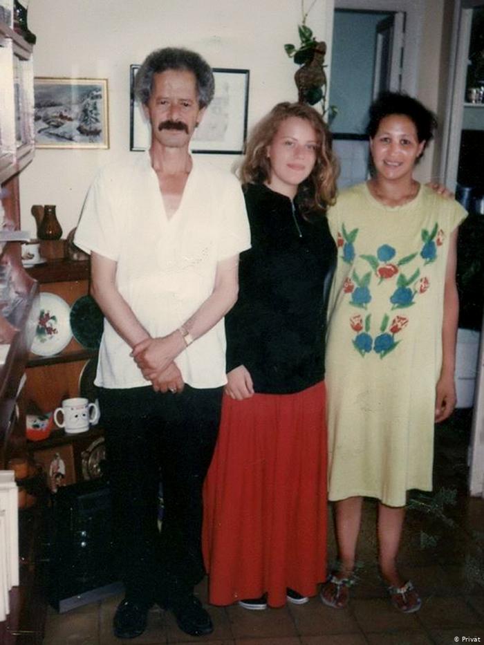 شكري في بيته سنة 1992 في طنجة، مع خادمته فتحية خياطي وصديقة سويسرية - المغرب.