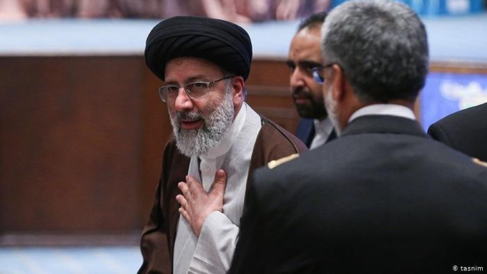 Der 61-jährige Kleriker Ebrahim Raisi kandidiert zum zweiten Mal, 2017 verlor er gegen den amtierenden Präsident Rohani. 2019 wurde er vom religiösen Führer Ayatollah Chamenei zum Justizchef ernannt und wird als möglicher Nachfolger Chameneis gehandelt. In den 80er Jahren gehörte Raisi dem sogenannten "Todes-Komitee" an, das für die Hinrichtung Tausender politischer Gefangener verantwortlich war. 