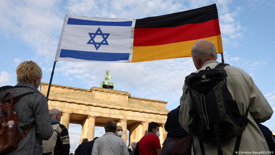 Menschen demonstrieren vor dem Brandenburger Tor in Berlin gegen Antisemitismus; Foto: Christian Mang/Reuters)